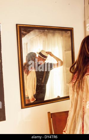 La riflessione a specchio del giovane kissing Foto Stock