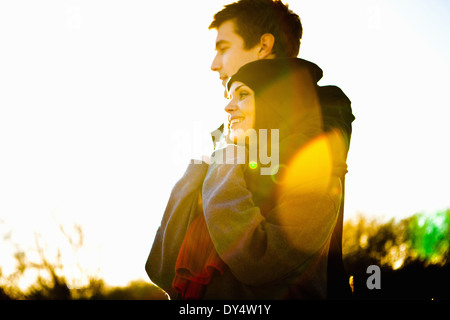 Coppia romantica in presenza di luce solare Foto Stock