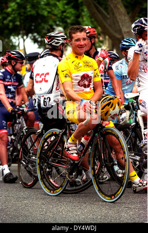 2004 Tour de France. Stadio 14. Carcassonne start Thomas Voeckler in maglia gialla Foto Stock