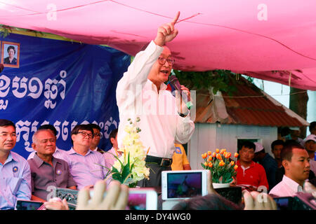 Phnom Penh Cambogia. 7 apr, 2014. Presidente della Cambogia Salvataggio Nazionale Partito Sam Rainsy (C) parla di Phnom Penh, Cambogia, Aprile 7, 2014. Il governo cambogiano sta valutando la possibilità di un'azione giudiziaria contro il paese del principale leader dell'opposizione Sam Rainsy per la sua lettera, che è considerato avere rimproverato re Norodom Sihamoni la valutazione del Parlamento europeo, il Primo Ministro Hun Sen ha detto lunedì. Credito: Phearum/Xinhua/Alamy Live News Foto Stock