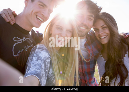 Quattro amici sorridente verso la telecamera Foto Stock