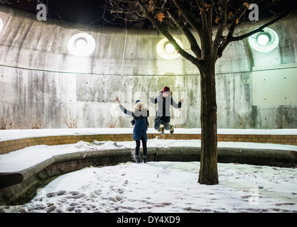 Gli amici del salto nella neve Foto Stock