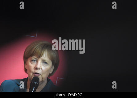 Hannover, Germania. 07 apr 2014. Il cancelliere tedesco Angela Merkel parla al gruppo Lapp stand durante il suo tour di apertura del 2014 Fiera di Hannover a Hannover, Germania, 07 aprile 2014. La fiera industriale ha luogo dal 07 aprile al 11 aprile 2014. Questo anno il paese partner è nei Paesi Bassi. Foto: MARCUS BRANDT/dpa/Alamy Live News Foto Stock