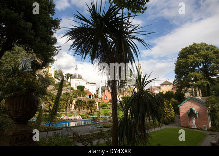 Palme e giardini ornamentali, Portmeirion, Wales, Regno Unito Foto Stock