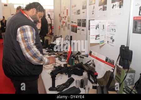 Tripoli, Libia. 6 apr, 2014. Ai clienti di controllare le apparecchiature in Libia Defence Exhibition a Tripoli, in Libia, Aprile 6, 2014. Aziende provenienti da 11 paesi hanno partecipato all'evento di tre giorni che durerà fino al 8 aprile. © Hamza Turkia/Xinhua/Alamy Live News Foto Stock