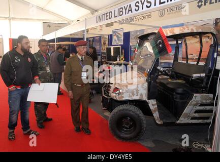 Tripoli, Libia. 6 apr, 2014. Un munitioner libico introduce una luce macchina della polizia per i clienti in Libia Defence Exhibition a Tripoli, in Libia, Aprile 6, 2014. Aziende provenienti da 11 paesi hanno partecipato all'evento di tre giorni che durerà fino al 8 aprile. © Hamza Turkia/Xinhua/Alamy Live News Foto Stock