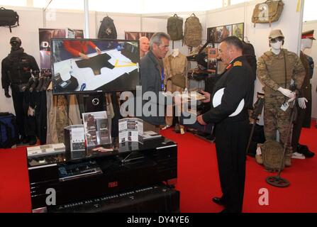 Tripoli, Libia. 6 apr, 2014. Un munitioner introduce il Kevlar per un cliente in Libia Defence Exhibition a Tripoli, in Libia, Aprile 6, 2014. Aziende provenienti da 11 paesi hanno partecipato all'evento di tre giorni che durerà fino al 8 aprile. © Hamza Turkia/Xinhua/Alamy Live News Foto Stock