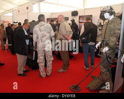 Tripoli, Libia. 6 apr, 2014. I clienti chiedono prezzi delle apparecchiature in Libia Defence Exhibition a Tripoli, in Libia, Aprile 6, 2014. Aziende provenienti da 11 paesi hanno partecipato all'evento di tre giorni che durerà fino al 8 aprile. © Hamza Turkia/Xinhua/Alamy Live News Foto Stock