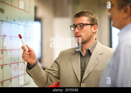 Giovane imprenditore presentare idee al client Foto Stock