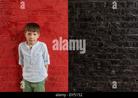 Ragazzo contro la Red e Black wall Foto Stock