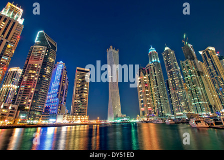 Dubai Marina durante il crepuscolo Foto Stock