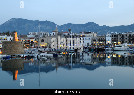 In tarda serata la luce su Kyrenia porto e la Besparmak sulle montagne a nord di Cipro Nord Foto Stock