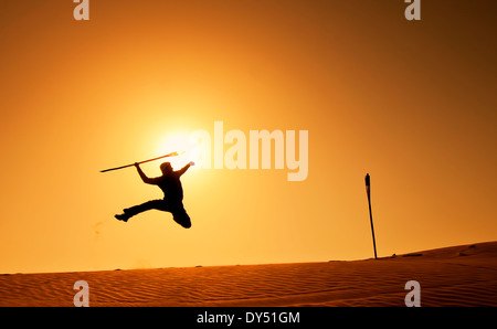 Uomo felice saltando con la freccia in mano, mostrando il successo Foto Stock