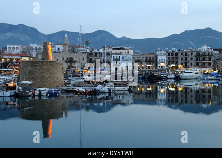 In tarda serata la luce su Kyrenia porto e la Besparmak sulle montagne a nord di Cipro Nord Foto Stock