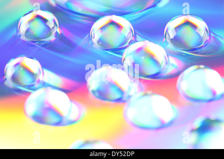 Macro di gocce di acqua su sfondo arcobaleno. Foto Stock