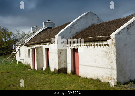 Irlanda, Co Donegal, Gweedore, Meenaclady, tradizionale cottage con tetto in paglia in fase di ristrutturazione Foto Stock