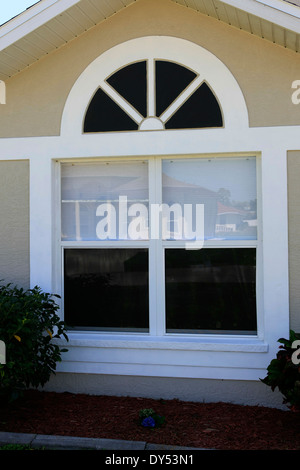 Suburban Florida house con due garage auto Foto Stock