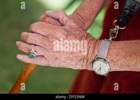 Close up di senior donna di mani bastone da passeggio Foto Stock