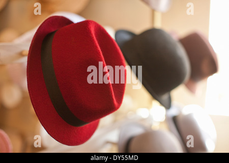 Fila di cappelli in tradizionale milliners shop Foto Stock