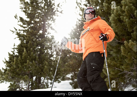 Metà maschio adulto sciatore in piedi sul versante Obergurgl, Austria Foto Stock