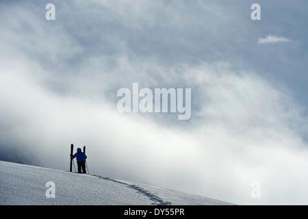 Metà maschio adulto sciatore permanente sulla collina, Obergurgl, Austria Foto Stock