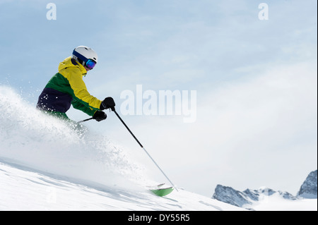 Giovane donna sci di discesa, Obergurgl, Austria Foto Stock