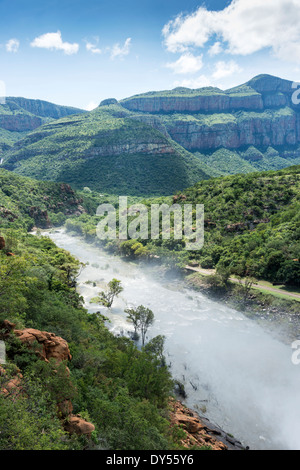 La diga swadini e fiume blyde il dragensberg come sfondo Foto Stock