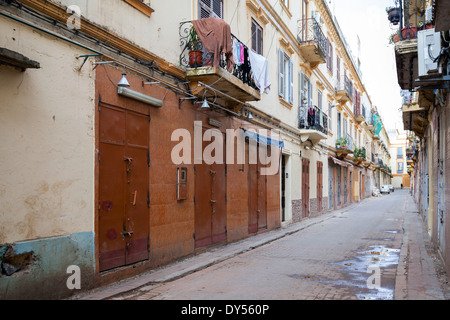Empty street prospettiva. Parte vecchia di Tangeri, Marocco Foto Stock