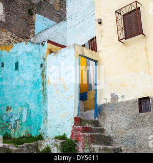 Casa colorati frammento nella vecchia Medina, la parte storica della città di Tangeri, Marocco Foto Stock