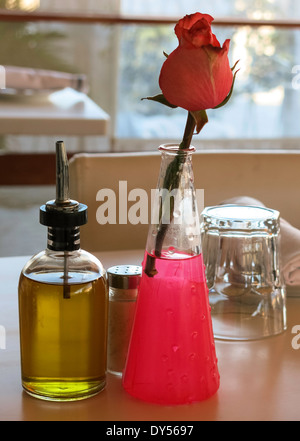 Tabella attraenti decorazioni, Via Verdi cucina rustica, Miami, FL Foto Stock