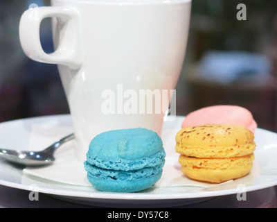 Tazza e piattino con Macarons Foto Stock