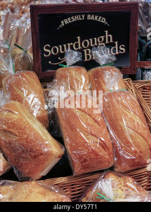 Le pagnotte di pane appena sfornato pane di pasta acida, il mercato dei prodotti freschi a Tampa, FloridaThe mercato fresco a Tampa, Florida Foto Stock