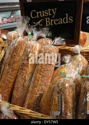 Le pagnotte di pane appena sfornato, il mercato dei prodotti freschi a Tampa, Florida Foto Stock