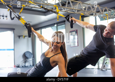 Giovane che lavora fuori in palestra Foto Stock