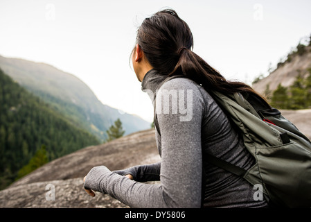 Giovane donna guardando a vista, Squamish, British Columbia, Canada Foto Stock