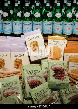 Crackers, biscotti e acqua minerale in bottiglia, display, il mercato dei prodotti freschi a Tampa, Florida Foto Stock