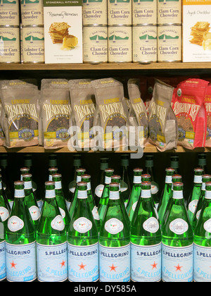 Un assortimento di prodotti sugli scaffali, il mercato dei prodotti freschi a Tampa, Florida Foto Stock