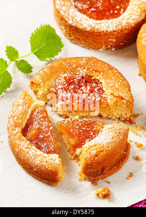 Piccolo giro torte ripiene con purea di mela Foto Stock