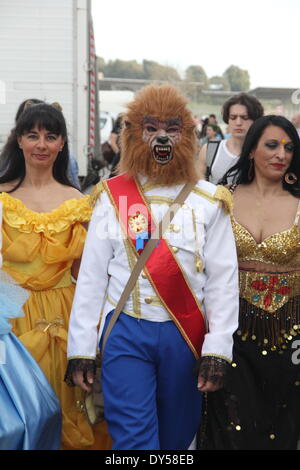 Roma, Italia. Il 6 aprile 2014. La gente vestita come caratteri Cosplay al Romics mostra a Roma. Credito: Gari Wyn Williams / Alamy Live News Foto Stock