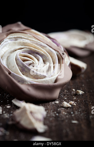 Close up di cioccolato immerso mirtillo meringa rose Foto Stock