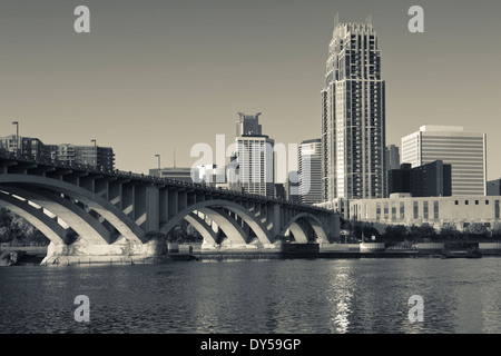 Stati Uniti d'America, Minnesota, Minneapolis, skyline con la Terza Avenue Bridge dal fiume Mississippi all'alba Foto Stock