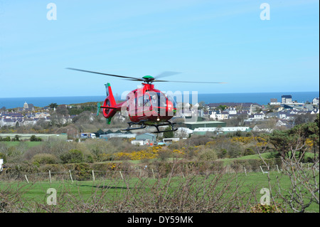 Welsh Air Ambulance frequentando Rta Amlwch Anglesey North Wales UK battenti G-Wass welsh aereo elicottero Foto Stock