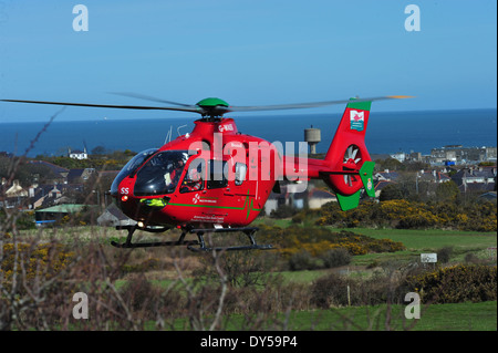 Welsh Air Ambulance frequentando Rta Amlwch Anglesey North Wales UK battenti G-Wass welsh aereo elicottero Foto Stock