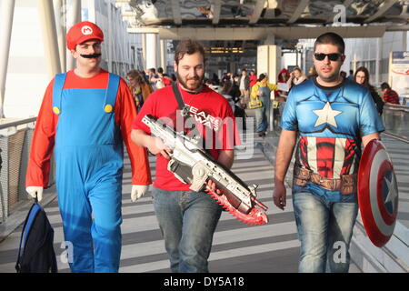 Roma, Italia. Il 6 aprile 2014. La gente vestita come caratteri Cosplay al Romics mostra a Roma. Credito: Gari Wyn Williams / Alamy Live News Foto Stock