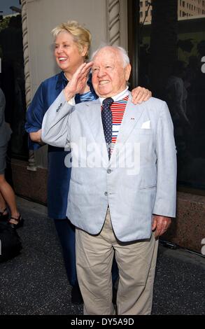 FILE PIX: premiato attore e leggenda di Hollywood Mickey Rooney è morto oggi per cause naturali nella sua casa di Hollywood circondato da famiglia, era 93. Rooney è apparso in più di 300 film e programmi TV, solo 17 mesi quando egli per primo ha preso la fase nel suo genitori atto vaudeville. La sua carriera di nove decenni. Nella foto: 29 Maggio 2003 - Hollywood, California, Stati Uniti - MICKEY ROONEY, con la moglie JAN dietro, saluta all'intersezione di Hollywood e a vite che è stata designata come "Bob Hope Square." Questo è stato in occasione del presentatore il centesimo compleanno il 29 maggio 2003. (Credi Foto Stock