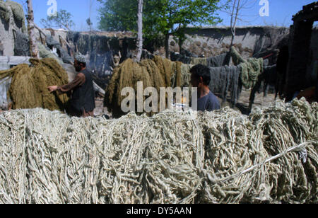 Peshawar. 7 apr, 2014. Il pakistan gli operai lavorano a tappeti fatti a mano dalla fabbrica alla periferia del nord-ovest del Pakistan Peshawar il 7 aprile 2014. © Ahmad Sidique/Xinhua/Alamy Live News Foto Stock