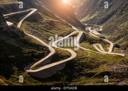 Vista della vecchia strada per il Passo del San Gottardo, Svizzera Foto Stock