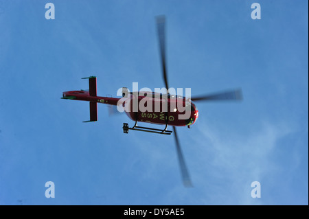 Welsh Air Ambulance frequentando Rta Amlwch Anglesey North Wales UK battenti G-Wass welsh aereo elicottero Foto Stock