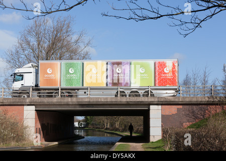 Un grande camion appartenente alla società Ocado. Foto Stock