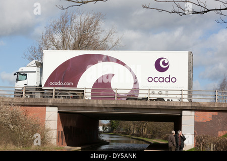 Un grande camion appartenente alla società Ocado. Foto Stock